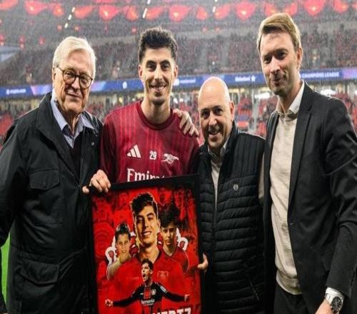 勒沃库森赛前赠送纪念礼物欢迎哈弗茨:欢迎回来,凯