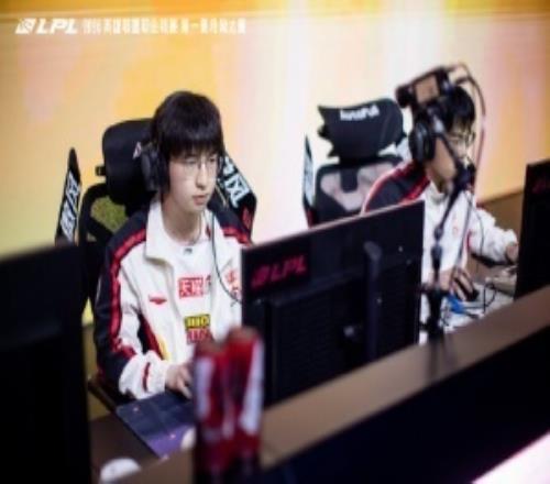 网友吐槽ELK多次私联女粉丝：他有几个国服好妹妹啊列表塞的下吗