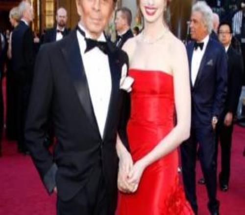 安妮海瑟薇悼念华伦天奴:我婚纱都是华伦天奴定制的