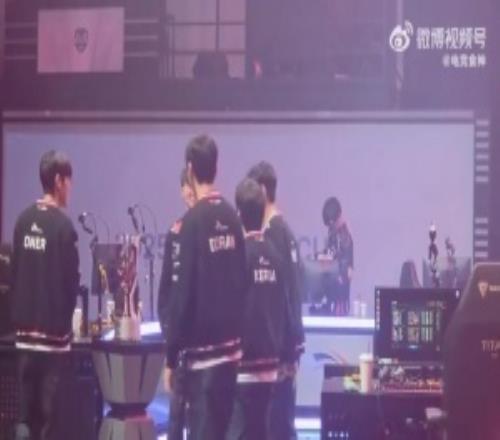 這一冠獻給Peyz!KeSPA杯奪冠後Faker讓peyz先捧杯