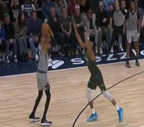 老鄉(xiāng)也墊戈貝爾墊腳文班被吹罰一級惡意犯規(guī)+技術(shù)犯規(guī)