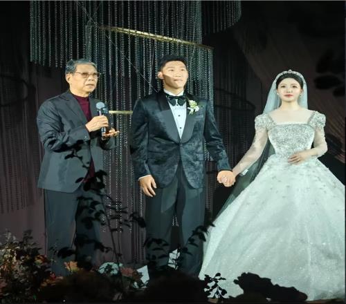 人生赢家申花后卫朱辰杰大婚81岁徐根宝证婚,申花奉上5年大合同