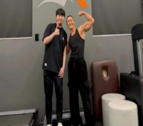 +肌肉!健身教练来到HLE后分享与Kanavi的合影