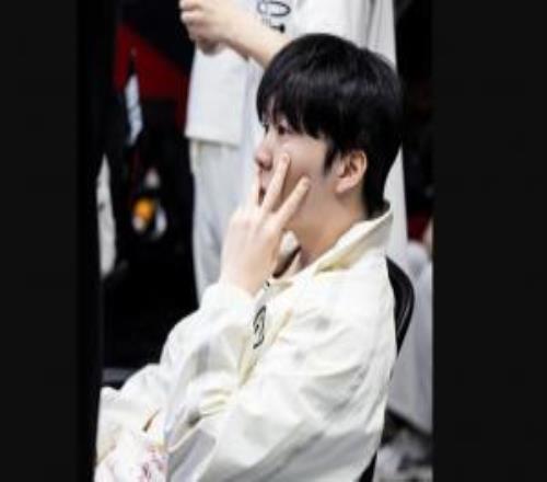 Rookie：“前段时间有点低迷，希望淘汰赛加油，祝大家小年快乐”