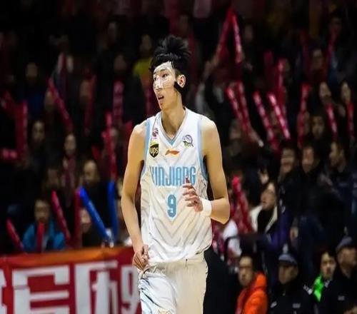 楊毅：周琦在NBA一年100多萬，國內(nèi)兩千萬+獎(jiǎng)金不留也是人之常情