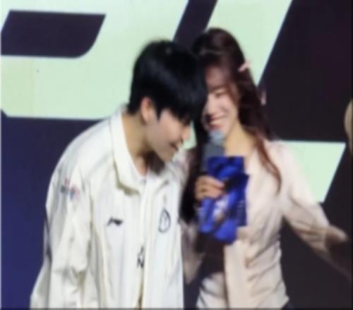 网友热议Rookie官宣微博：九年了才发现感情走到不同的方向吗