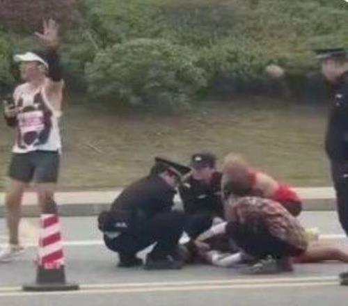 湖南一马拉松选手晕倒，目击者称事发于赛道41公里处，不少选手都在冲刺，教体局：已送医抢救