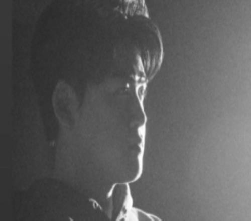 Gumayusi更新社媒動(dòng)態(tài)：黑白下的光影對(duì)比