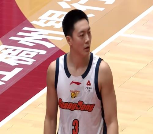 不要让胡明轩打控卫!他真的打不了1号位球迷:杜锋太固执