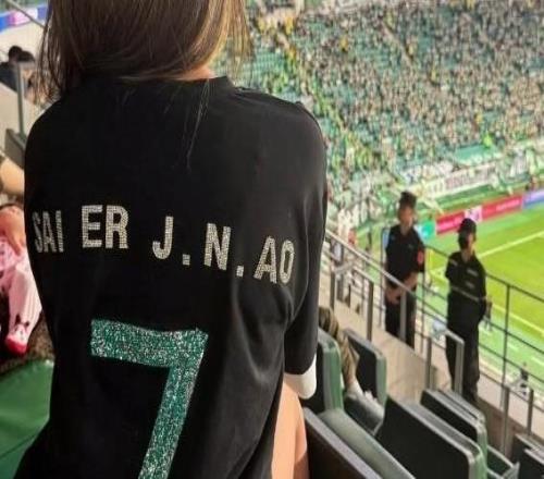 妻子祝賀塞鳥：無比驕傲，你就像一道光照亮了我們?nèi)业纳? loading=