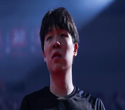 杨瀚森被看衰!与他互换的灰熊11号秀爆砍27+6,他却仍在适应NBA