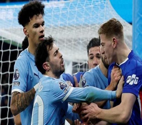 推人撞飛廣告牌！德拉普引爆伊蒂哈德群毆，曼城切爾西火藥味十足