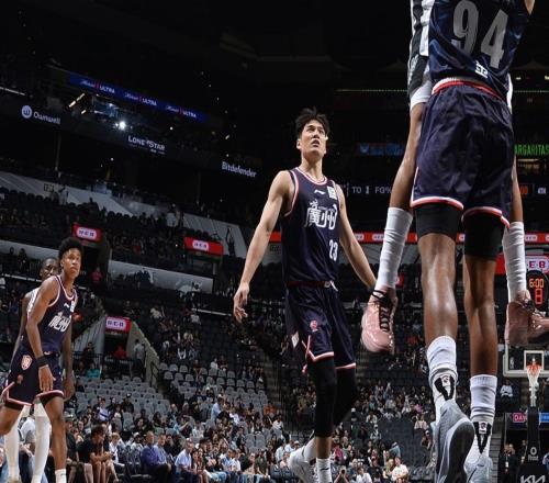 首秀轟14+3！中國(guó)男籃26歲悍將閃耀NBA季前賽：能里能外對(duì)抗文班
