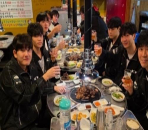 小爽一下DK官方分享選手賽後聚餐照片