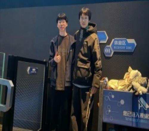 Shanks更博晒与Hope游玩迪士尼合影:气胸+极速摩托第一排,这也能顶住