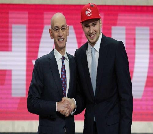 NBA總裁：獨(dú)行俠隊(duì)與湖人隊(duì)的交易對東契奇來說是“當(dāng)頭一棒”