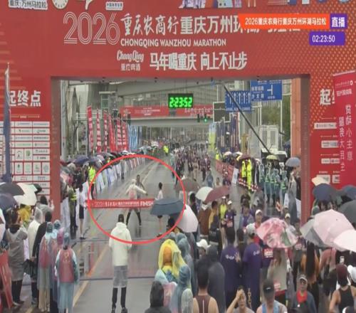 万州全马冠军冲线遭拦截续：涉事裁判停赛处罚被追加至两年