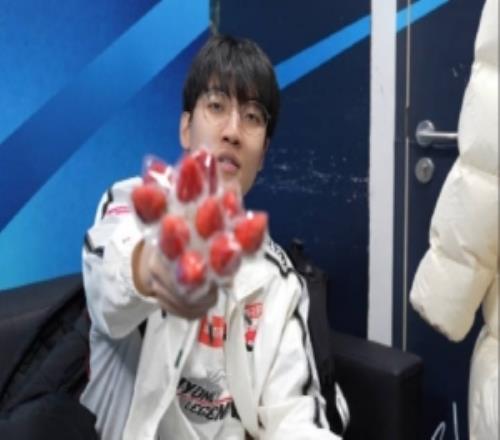 AL官方发布对阵IG赛场VLOG：shanks与余霜对采访直接笑场