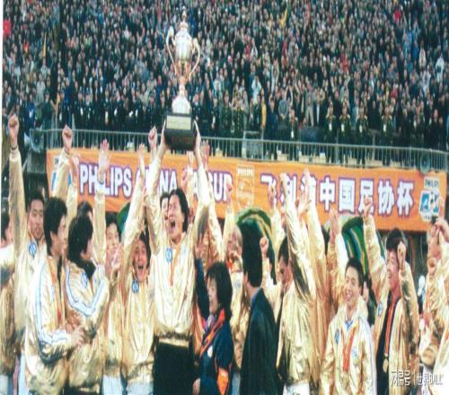 常玩火者终自焚:重庆两江竞技队名队徽演变史