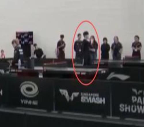 WTT新加坡现场视频：Theshy在场馆内挥拍打乒乓热身