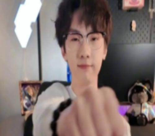 Baolan发布与希然合拍视频:这次是组合拳