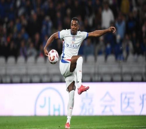 亚冠激烈冲突!米内罗点球破门,10人互相推搡,柔佛门将贴脸怒吼