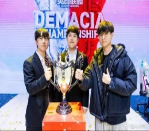 IG教练Mafa更新选手教练与德杯奖杯的合照:谢谢