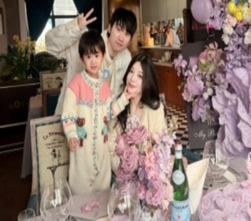 糖小幽分享照片：祝我们的小旋风3岁生日快乐！永远活泼永远可爱