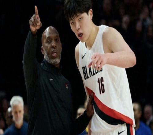 說(shuō)好的重點(diǎn)培養(yǎng)呢楊瀚森NBA首秀3分鐘就被換下，比盧普斯惹爭(zhēng)議