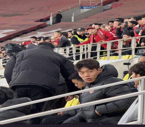 身穿蓉城羽絨服，賀一然現(xiàn)場觀戰(zhàn)成都蓉城vs武里南聯(lián)