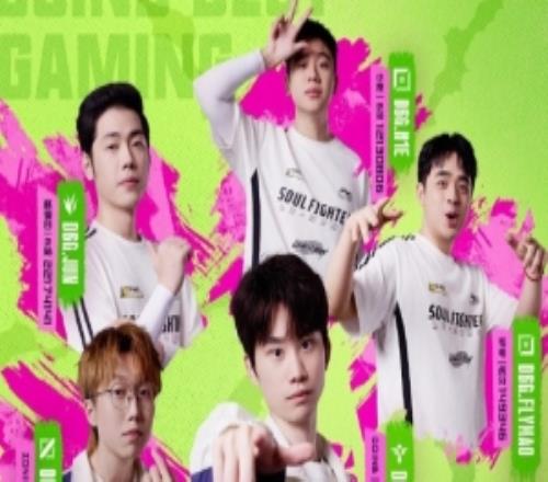 LOL賽事官方曬解說杯海報：吾胃競巔峰，快樂多一點