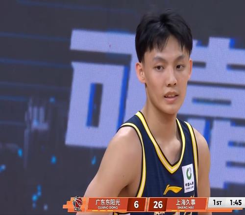 徐杰7中0,胡明轩9中1,40分惨败,张镇麟22分爆发