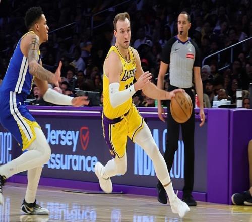 首秀表現(xiàn)相當(dāng)穩(wěn)定！湖人只用一個次輪簽就拿下他真是太賺了