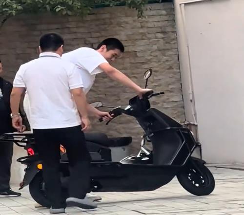 有趣！王洪澤買了車，開到廣東隊球館后居然不會停車