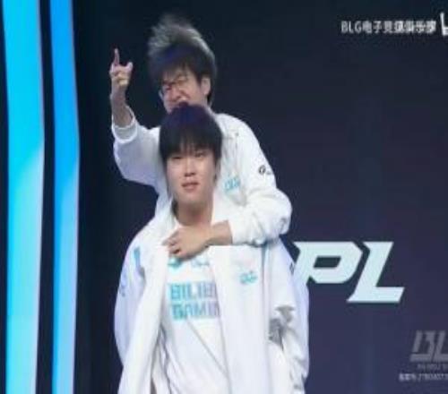 威朗普91视频下载链接走!兩年前的今天Bin在LPL的舞台背著Xun出場!