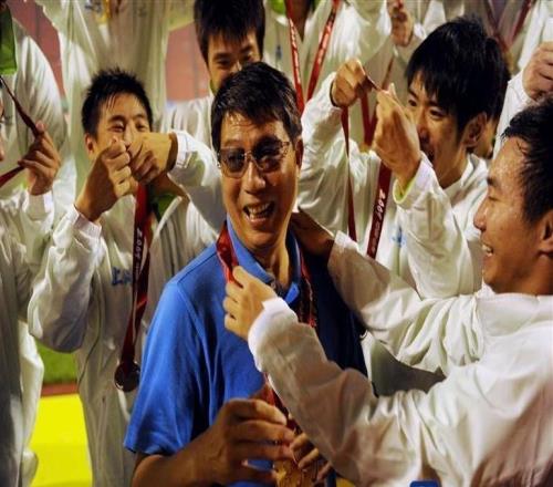 名宿徐根宝挂帅出征深圳赛区男足U20教练席星光十足