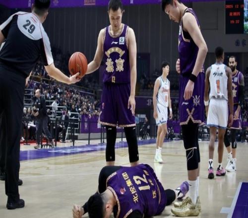 愿无大碍!沈梓捷脚踝扭伤十分痛苦,后被送往医院进行检查