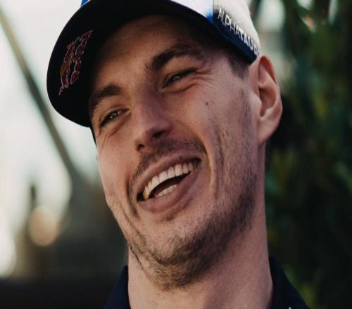 DUDUDUDU維斯塔潘駕駛梅奔賽車奪冠！