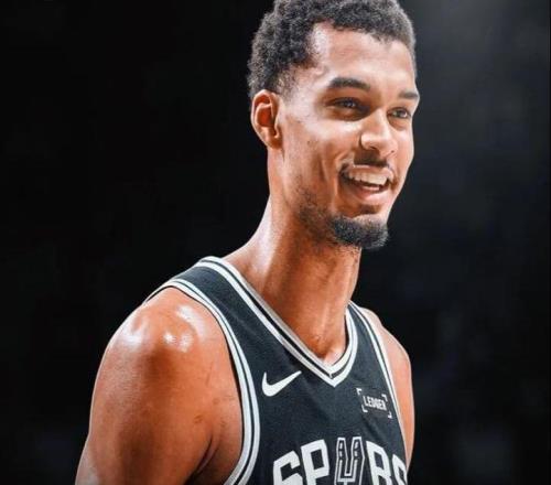 火线复出,差点坏事,得亏文班来了中国!