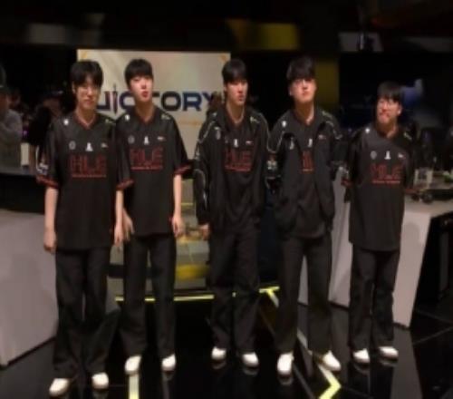 英文流解说：HLE第一个回家了下个阶段加油吧