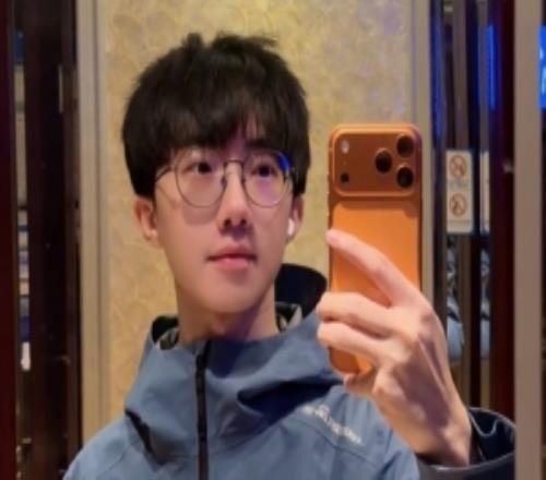 zzr晒照：你在问我吗我上身李宁万龙甲手上是iPhone17ProMax