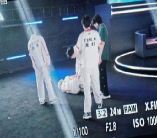 TES王者：書源調試過程中不慎摔倒賽前活動更換為小小飛