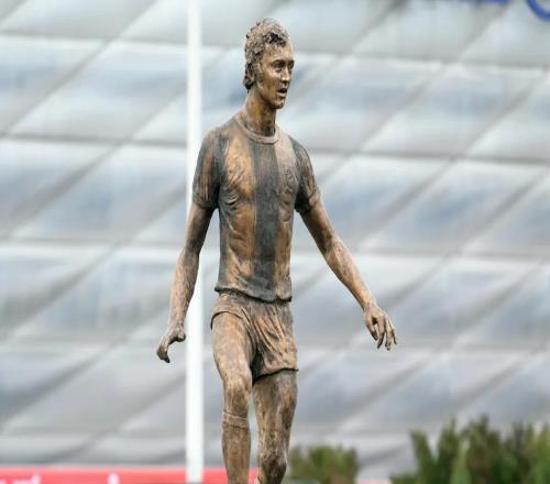 图片报:拜仁周四在贝肯鲍尔的墓前敬献了新花圈