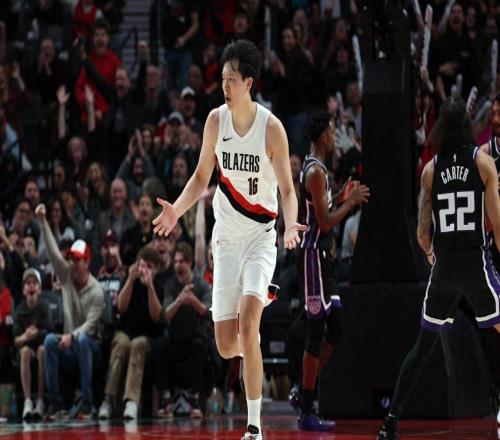 杨瀚森排面拉满,利拉德2位开拓者超巨为他学中文,队记赞不绝口