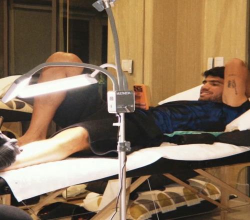 阿尔卡拉斯的新纹身与两代人的观念碰撞