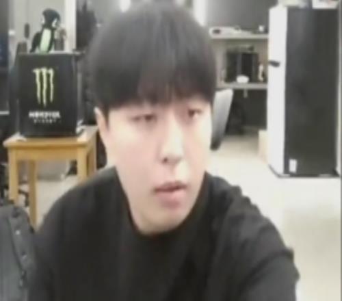 有点随意了！Kanavi直播去厕所在摄像头前绑上蝴蝶结裤袋