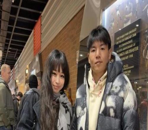 多看球多學(xué)習(xí)，徐彬現(xiàn)場(chǎng)觀看曼聯(lián)vs水晶宮