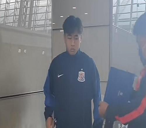 记者:上海申花5名外援以及谢鹏飞和戴伟浚随队出征亚冠客场