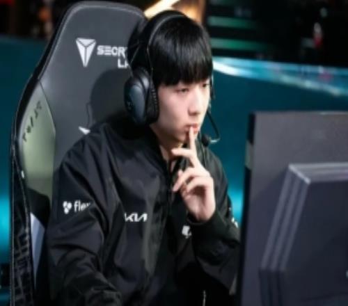 Lucid：連續兩次擊殺阿蘿拉覺得這局能翻，雙C可靠地支撐著隊伍