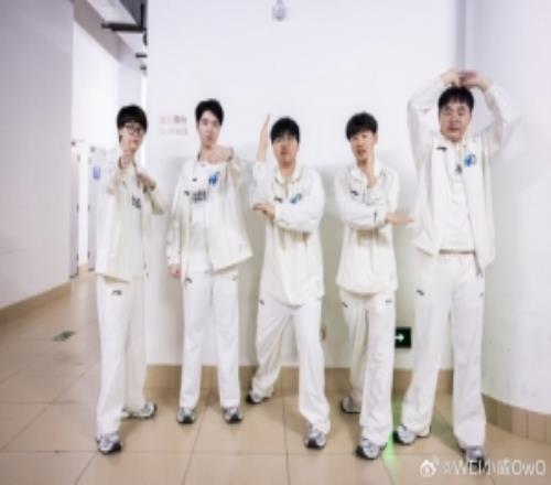 战胜TES后Wei发布队伍合影：首胜，兄弟们继续加油！